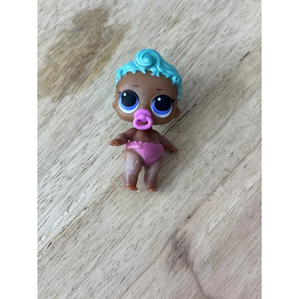 LOL Surprise Lil Sisters Lil Independent Queen Blue Hair Pink Pacifier Figure